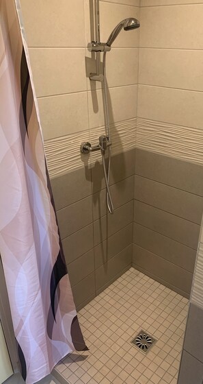 Shower, hair dryer, towels, toilet paper - Group gîte in the heart of the Combrailles, great comfort! (Pionsat)