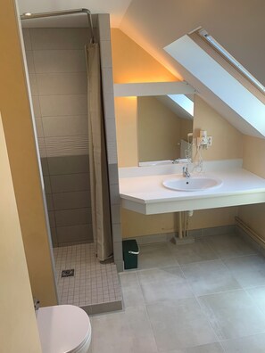 Dusche, Haartrockner, Handtücher, Toilettenpapier