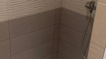 Douche, sĂšche-cheveux, serviettes fournies, papier toilette
