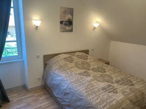 8 bedrooms, bed sheets