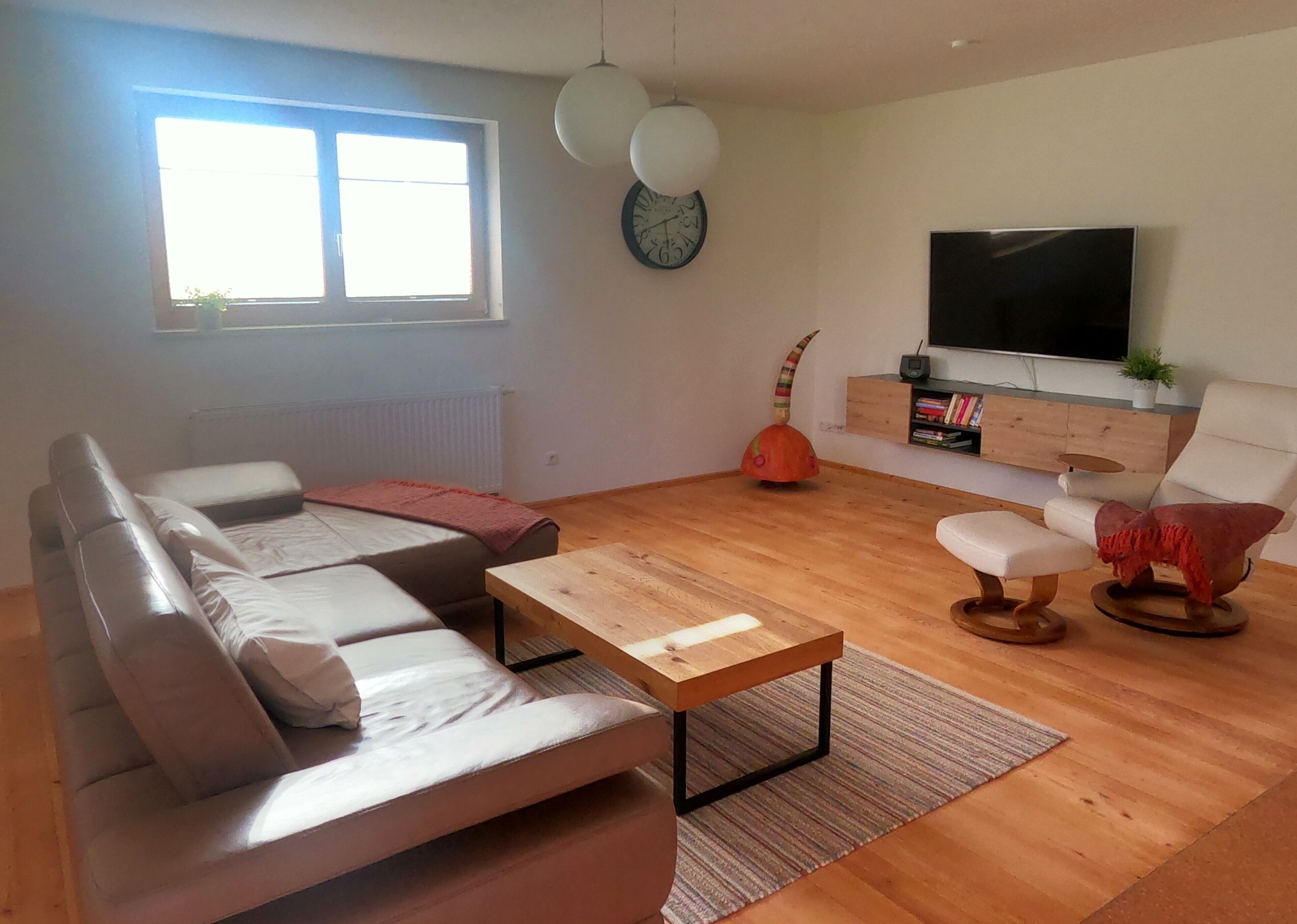 Smart-tv, boeken en een stereo