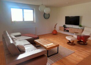 Smart TV, books, stereo