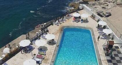 Big Seaview studio, 24h electricity, beach + pool