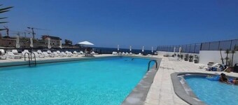 Lovely beachfront studio with pool-24h electricity