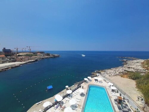 Lovely beachfront studio with pool-24h electricity