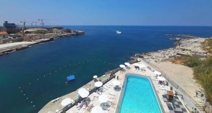 Lovely beachfront studio with pool-24h electricity