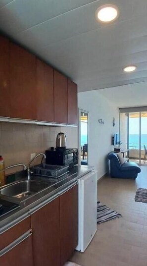 Geladeira, micro-ondas, cooktop, chaleira elétrica