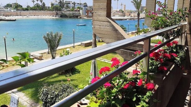 A balcony with a view of a beach and the sea. - 24/7 elect. Silvia's romantic waterfront apartment (Tabarja)