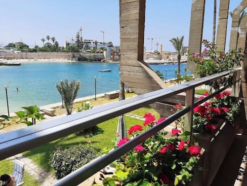 24/7 elect. Silvia's romantic waterfront apartment