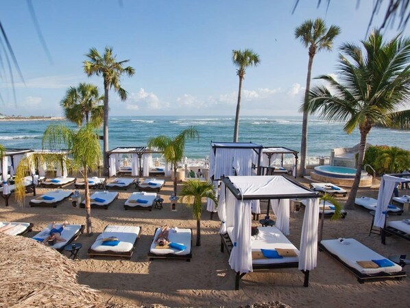 On the beach, white sand, free beach shuttle, sun-loungers - Lifestyle Resort and villas (Puerto Plata)