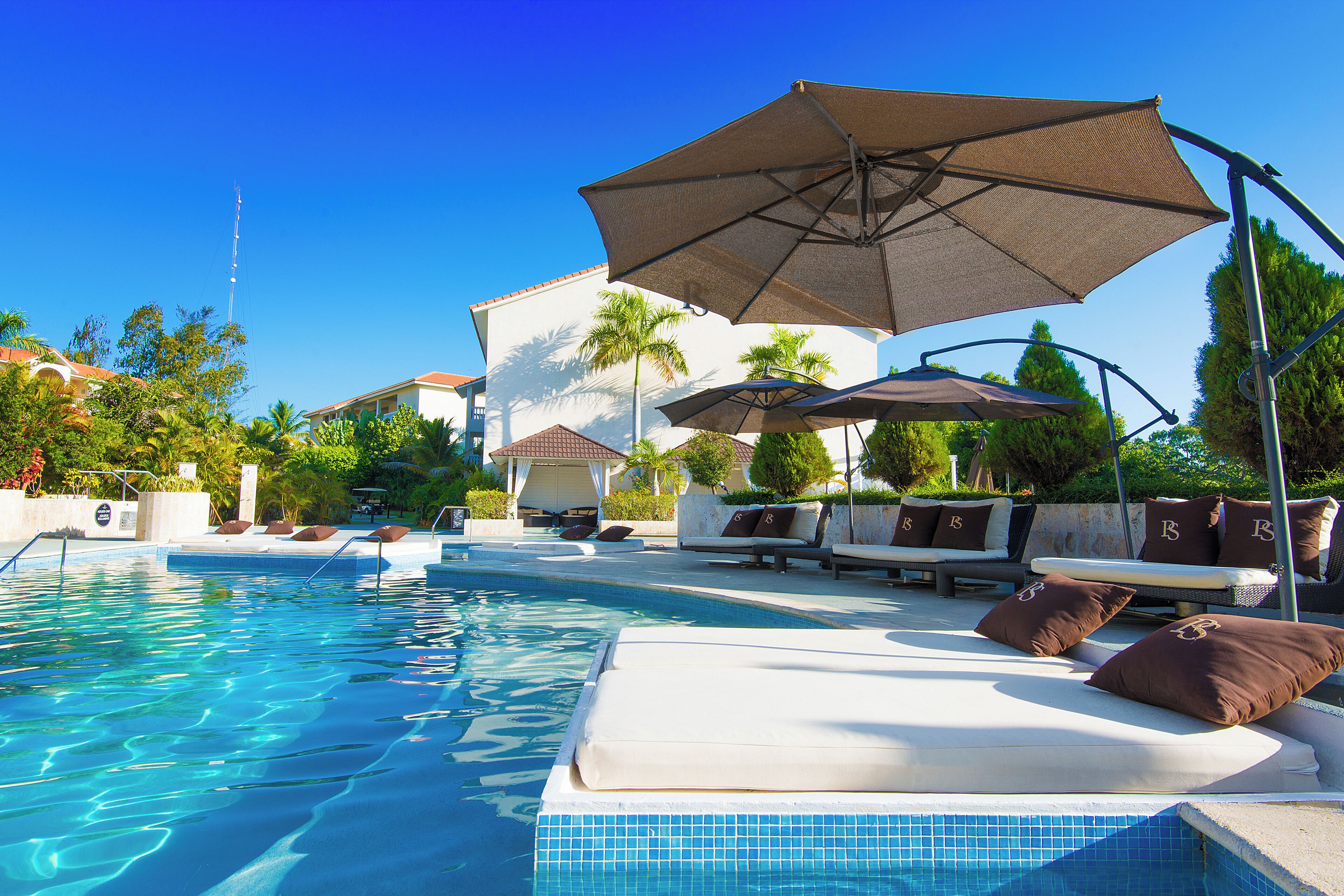 15 Innenpools, 15 Außenpools, Cabañas (kostenlos), Sonnenschirme