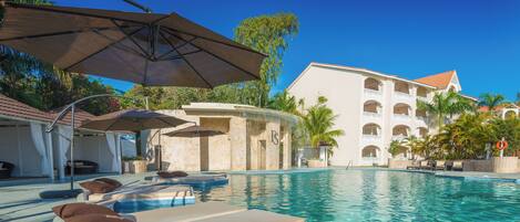 15 indoor pools, 15 outdoor pools, free pool cabanas, pool umbrellas