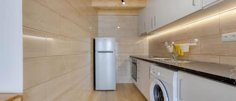 Geladeira, micro-ondas, fogão, cooktop