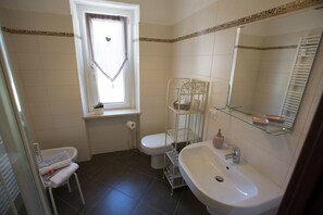 Douche, sèche-cheveux, bidet, serviettes fournies