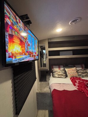 1 bedroom, free WiFi, bed sheets - Cozy RV in Serene Dallas with AC
with a private room and 2 bunk beds plus one (Dallas)