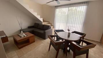 Departamento, 2 habitaciones, para fumadores, alberca privada | Sala de estar