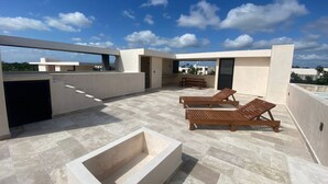 A rooftop terrace with a pool, lounge chairs, and a view of the city. - ¡PH 3 Quarts Terrace and Private Pool AZ Premium! (Tulum)