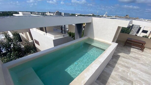 A rooftop swimming pool with a view of the cityscape. - ¡PH 3 Quarts Terrace and Private Pool AZ Premium! (Tulum)