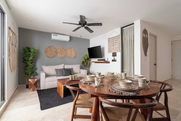 Apartment, 1 Bedroom, Smoking | Dining room