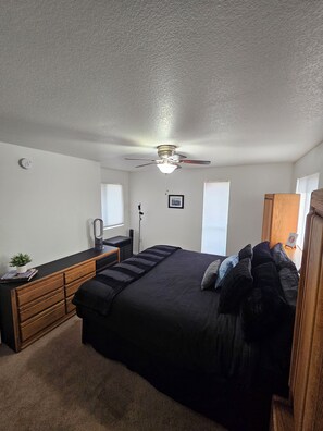 1 bedroom, iron/ironing board, WiFi, bed sheets - Cozy 1-BR condo with AC, pool, fitness room in Scottsdale (Scottsdale)