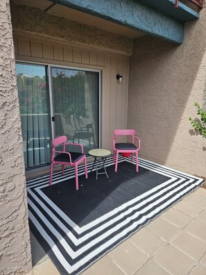 Terrace/patio - Cozy 1-BR condo with AC, pool, fitness room in Scottsdale (Scottsdale)