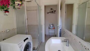 Doccia, asciugacapelli, bidet, asciugamani