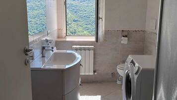 Doccia, asciugacapelli, bidet, asciugamani