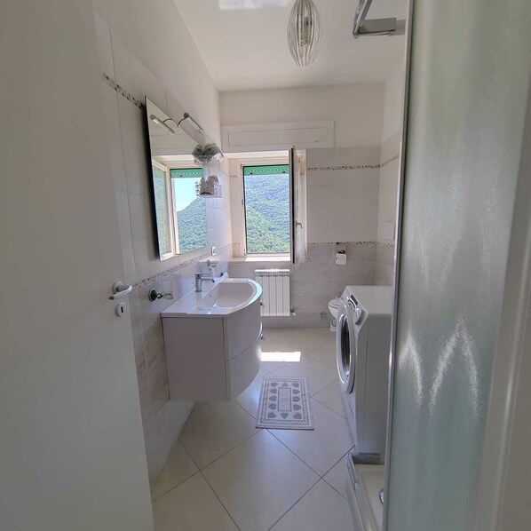 صورة غير مصنفة، 1 من 18، زرّ