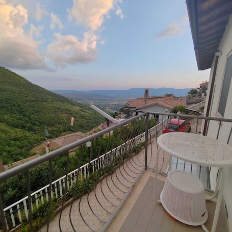 Outdoor dining. Room with bathroom in Holiday House San Giacomo