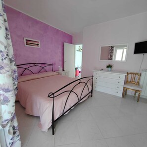 1 bedroom, iron/ironing board, WiFi, bed sheets - Room with bathroom in Holiday House San Giacomo (Poggio Bustone)