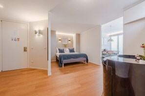 Silitysrauta/-lauta, ilmainen Wi-Fi, vuodevaatteet