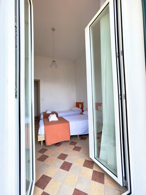 2 bedrooms, internet, bed sheets