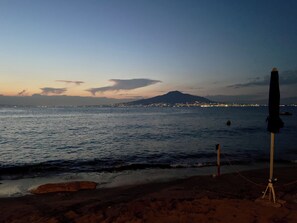 Una spiaggia nelle vicinanze