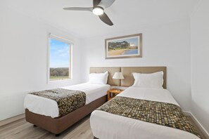 3 bedrooms, iron/ironing board, travel cot, WiFi - Luxury Hills Retreat – Villa Ramada Resort (Cowes)