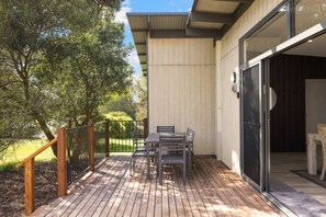 Outdoor dining - Luxury Hills Retreat – Villa Ramada Resort (Cowes)