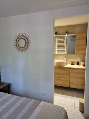 2 makuuhuonetta, silitysrauta/-lauta, vauvan matkasänky, ilmainen Wi-Fi