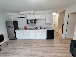 Een koelkast, een microgolfoven, een kookplaat, een vaatwasser