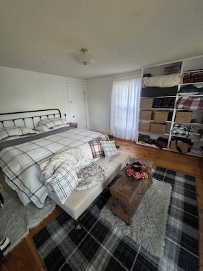 5 bedrooms, iron/ironing board, free WiFi, bed sheets