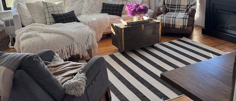 Una televisión, una chimenea