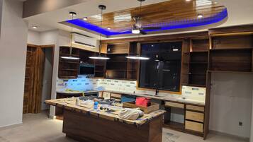 Een koelkast, een microgolfoven, een oven, een kookplaat