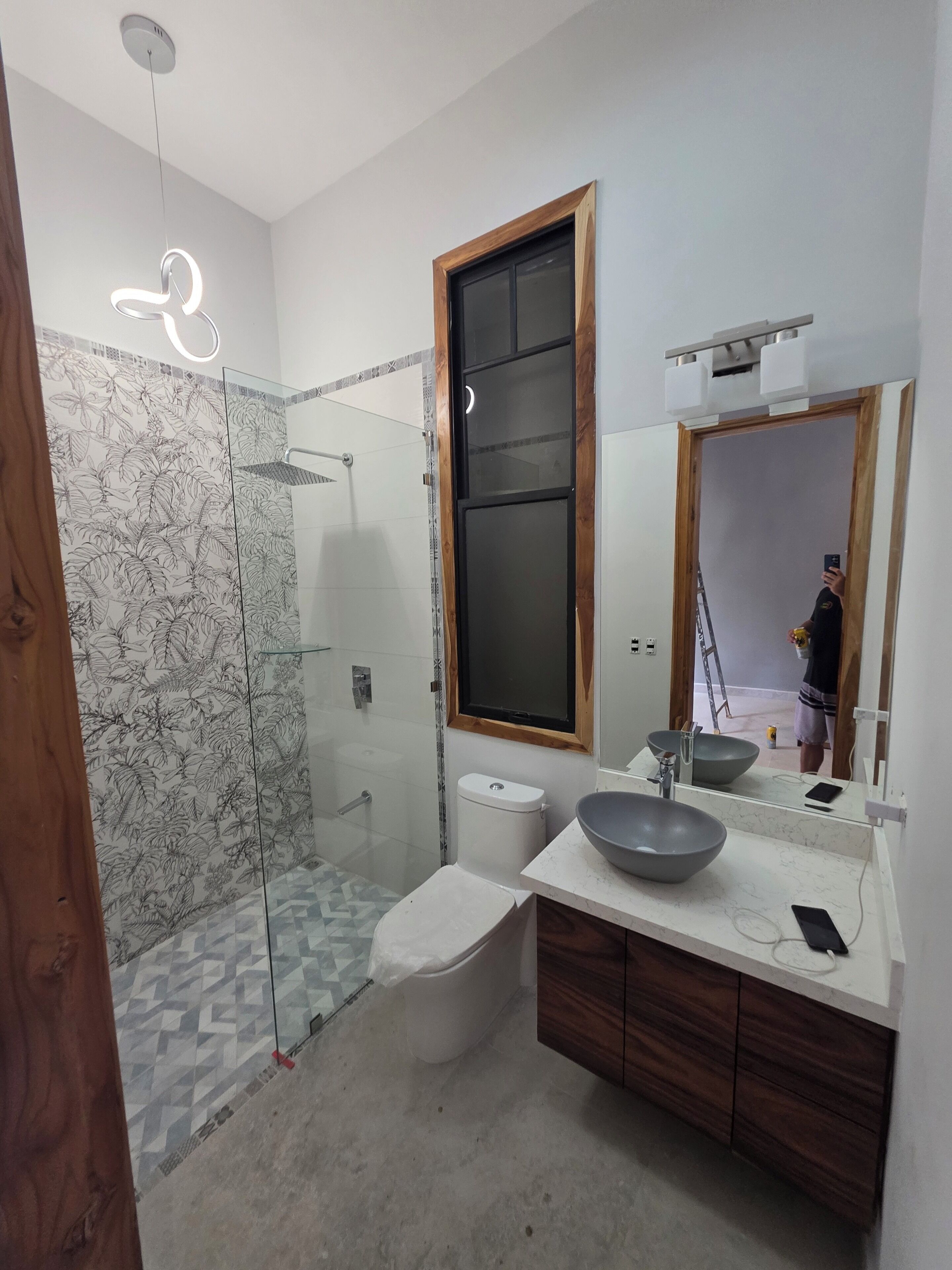 Douche, sèche-cheveux, serviettes fournies, savon