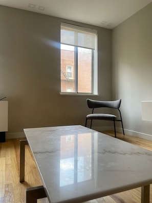 Deluxe Apartment, City View | Living area