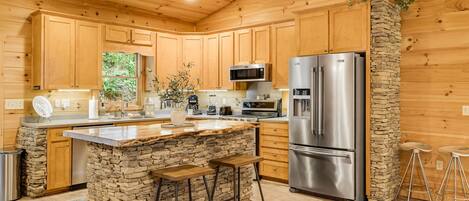 Kjøleskap, mikrobølgeovn, ovn og kokeplater