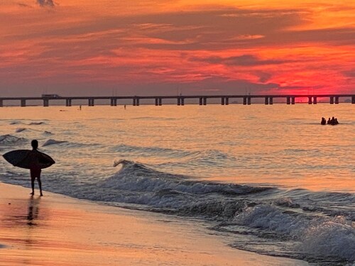 Charming 3-bedroom vintage beach cottage 5 minute walk to the Chesapeake Bay!