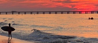 Charming 3-bedroom vintage beach cottage 5 minute walk to the Chesapeake Bay!