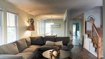 智能電視、DVD 播放機、足球機、書籍