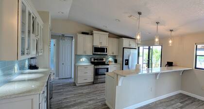 Tranquil 4-bedroom house in Port Charlotte with pool