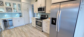 Tranquil 4-bedroom house in Port Charlotte with pool