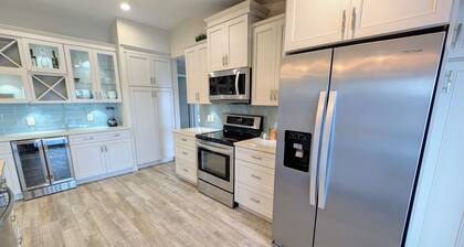 Tranquil 4-bedroom house in Port Charlotte with pool