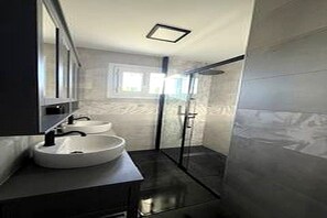 Douche, sĂšche-cheveux, serviettes fournies, savon